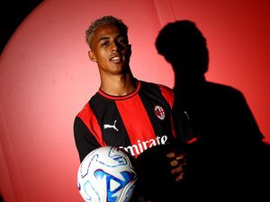 Milan Rekrut Hutchinson Gantikan Leao yang Hengkang ke Turki