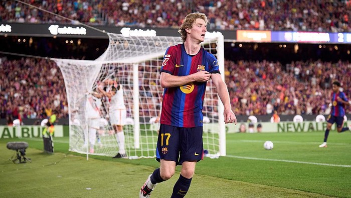 BARCELONA, SPAIN - AUGUST 31: Anthony Gordon of FC Barcelona celebrates his teams third goal, an own goal scored by Florian Lejeune of Rayo Vallecano during the LaLiga EA Sports 2026/27 match between FC Barcelona and Rayo Vallecano de Madrid at Spot