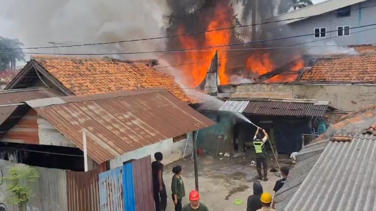 Kebakaran Hanguskan Enam Rumah di Cileungsi Bogor, Satu Warga Pingsan