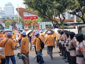 Asosiasi Petani Tebu Demo di Monas, Polisi Kawal hingga Bagikan Makanan