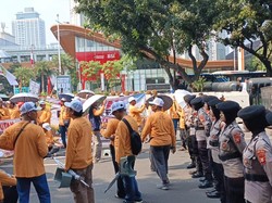 Asosiasi Petani Tebu Demo di Monas, Polisi Kawal hingga Bagikan Makanan
