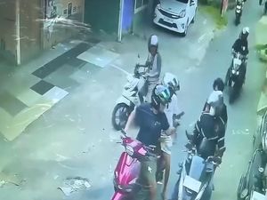 Video: Gara-Gara Klakson, Driver Ojol Diancam Pakai Pistol