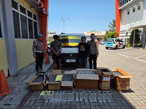 Pemasok Miras Warung Pangku Gresik Diciduk, 450 Botol Arak Bali Disita