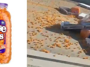 Duh! Ratusan Cheese Balls Tumpah di Tol, Malah Dipunguti Pengendara