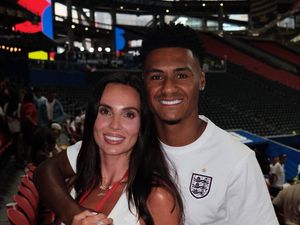 Potret Istri Influencer Ollie Watkins yang Nangis Saat Keluarga Pindah ke Arab