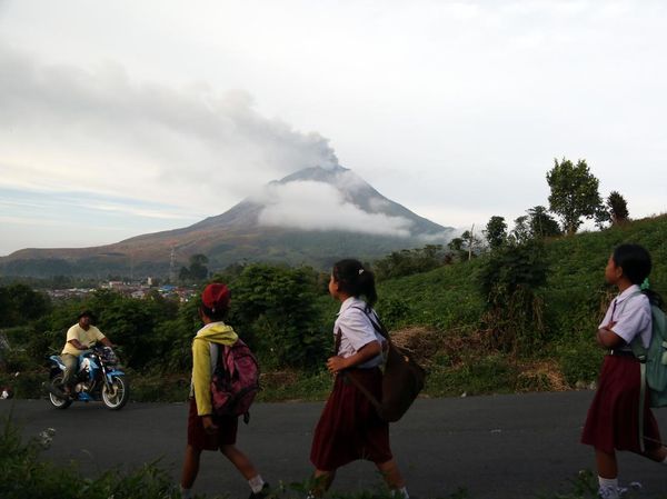 Gunung Sinabung Level Siaga, Warga Tetap Beraktivitas di Karo