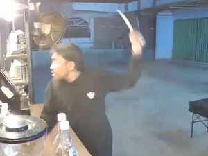 Video Viral Pria Berjenggot Ancam Wanita Penjual Kopi Pakai Golok di Bima