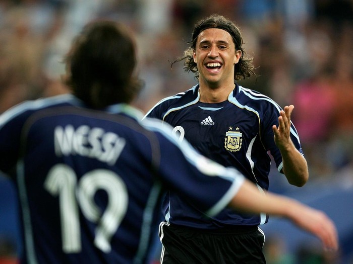 GELSENKIRCHEN, GERMANY - JUNE 16:  Lionel Messi of Argentina is congratulated by Hernan Crespo of Argentina after Crespo scored the fourth goal during the FIFA World Cup Germany 2006 Group C match between Argentina and Serbia & Montenegro at the Stadium Gelsenkirchen on June 16, 2006 in Gelsenkirchen, Germany.  (Photo by Vladimir Rys/Bongarts/Getty Images)