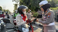 Rayakan HUT ke-78, Polwan Kediri Bagikan Sayuran Gratis ke Warga