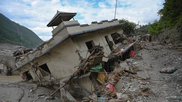 Bingkai Sepekan: Bencana Alam dari Banjir Nepal hingga Karhutla Kalimantan