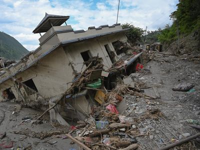 Bingkai Sepekan: Bencana Alam dari Banjir Nepal hingga Karhutla Kalimantan