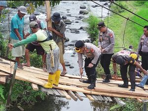 3 Tahun Rusak, Jembatan Gantung Aur Gading Bengkulu Diperbaiki