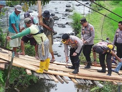 3 Tahun Rusak, Jembatan Gantung Aur Gading Bengkulu Diperbaiki