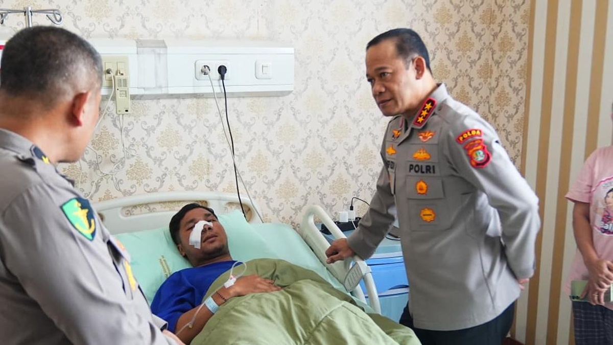 Kapolda Metro Jenguk Polisi dan Ojol Korban Ricuh Demo DPR