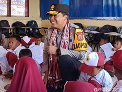 Kapolda NTT Salurkan Bantuan Korban Gempa di Pulau Kukusan TN Komodo