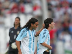 Debut Messi di Argentina hanya berlangsung kurang lebih 2 menit saja. Messi langsung menerima kartu merah pertamanya di laga internasional akibat menyikut lawan. (Foto: Getty Images/Michael Mayhew/Allstar)