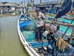 Nelayan Gisik Cemandi Sidoarjo Pilih Perbaiki Jaring Saat Cuaca Ekstrem