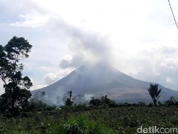 Desa Kuta Tengah Dievakuasi karena Potensi Awan Panas Gunung Sinabung