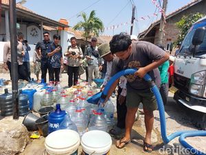 Sumur Mengering, Warga Cirebon Boncos Beli Air Isi Ulang