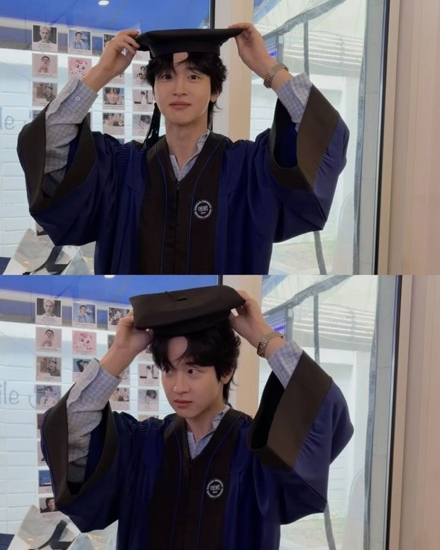 Jang Dong Yoon akhirnya menjemput penantian panjangnya berupa wisuda setelah 15 tahun menempuh pendidikan di perguruan tinggi.