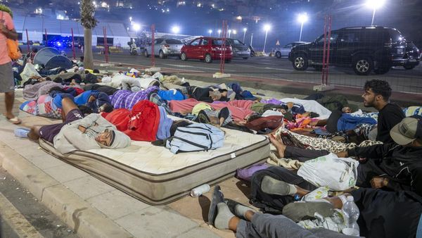 Puluhan Migran Masih Bertahan di Sekitar Loma Colmenar