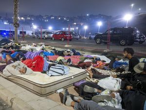 Puluhan Migran Masih Bertahan di Sekitar Loma Colmenar