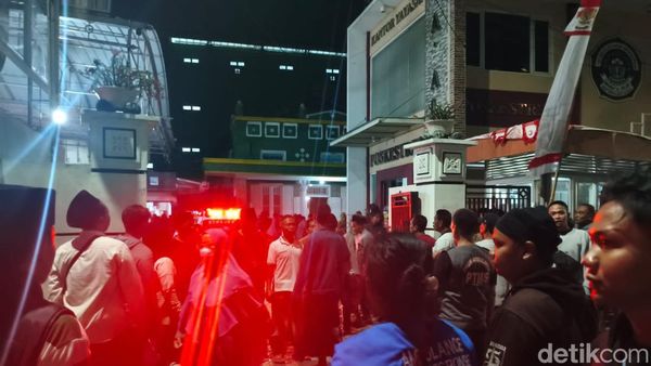 Evakuasi Ratusan Santri di Sidoarjo Keracunan MBG
