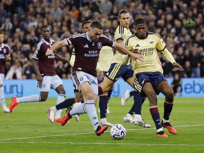 Soccer Football - Premier League - Aston Villa v Arsenal - Villa Park, Birmingham, Britain - August 31, 2026 Aston Villa's John McGinn in action with Arsenal's Cristhian Mosquera Action Images via Reuters/Andrew Couldridge EDITORIAL USE ONLY. NO USE WITH UNAUTHORIZED AUDIO, VIDEO, DATA, FIXTURE LISTS, CLUB/LEAGUE LOGOS OR 'LIVE' SERVICES. ONLINE IN-MATCH USE LIMITED TO 120 IMAGES, NO VIDEO EMULATION. NO USE IN BETTING, GAMES OR SINGLE CLUB/LEAGUE/PLAYER PUBLICATIONS. PLEASE CONTACT YOUR ACCOUNT REPRESENTATIVE FOR FURTHER DETAILS..
