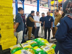 Sidak Beras Premium 5 Kg di Ritel, Sekda Sumsel: Barang Ada, Volume Berkurang
