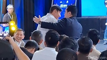 Momen Shin Tae-yong Rangkulan dengan Erick Thohir di Launching Super League