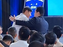 Momen Shin Tae-yong Rangkulan dengan Erick Thohir di Launching Super League