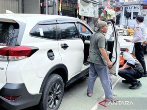 15 Kendaraan Parkir Liar di Jaktim Diderek dan Cabut Pentil