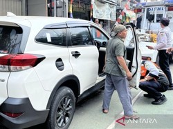 15 Kendaraan Parkir Liar di Jaktim Diderek dan Cabut Pentil
