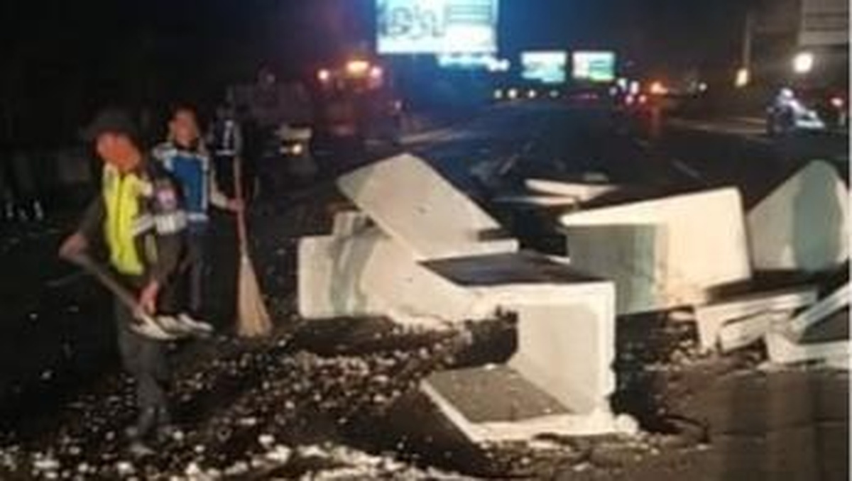 Truk Beton Digasak Kendaraan Lain di Tol Jagorawi, Muatan Tumpah