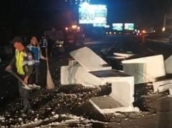 Truk Angkut Beton Terguling di Tol Jagorawi, Muatan Berceceran
