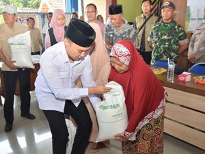 179.868 Keluarga di Lamongan Terima Bantuan Beras Total 5.390 Ton