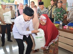 179.868 Keluarga di Lamongan Terima Bantuan Beras Total 5.390 Ton