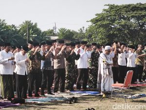 Pasokan Air Kian Berkurang, Ribuan Warga Genuk Semarang Gelar Salat Istisqa