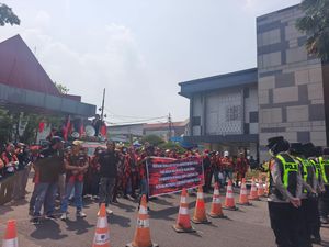 Puluhan Massa Tuntut Penghentian Angkutan Batu Bara Lintasi Jalan Umum di PALI