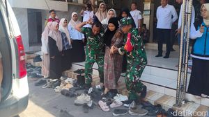 Petugas Evakuasi Santri Manbaul Hikam Sidoarjo yang Keracunan MBG ke Rumah Sakit