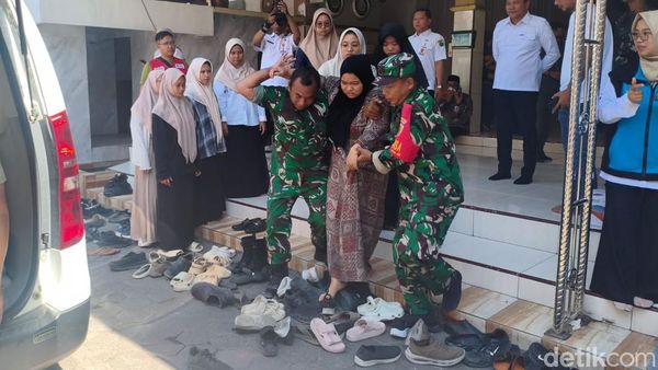 Petugas Evakuasi Santri Manbaul Hikam Sidoarjo yang Keracunan MBG ke Rumah Sakit