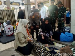 Video: Kala Ratusan Siswa dan Santri di Jatim Keracunan Usai Santap MBG