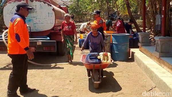 Kekeringan 2 Bulan, Warga Tegalsono Probolinggo Andalkan Bantuan Air