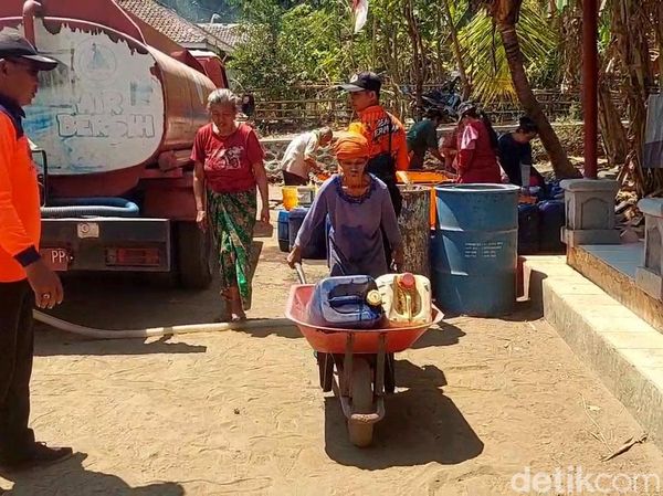 Kekeringan 2 Bulan, Warga Tegalsono Probolinggo Andalkan Bantuan Air