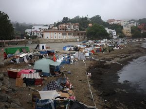 Ceuta Dibanjiri Migran, Tenda Darurat Berjejer di Pantai Trampolin