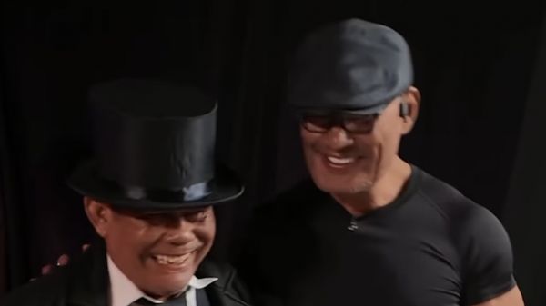 Menyentuh! Deddy Corbuzier Panggil Pak Harno Badut Sulap yang Nyambi Jadi Ojol