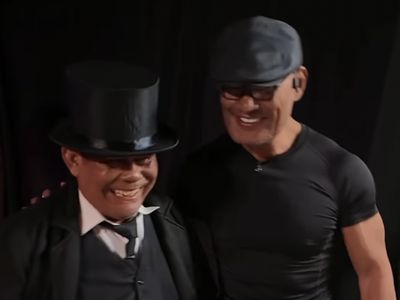 Menyentuh! Deddy Corbuzier Panggil Pak Harno Badut Sulap yang Nyambi Jadi Ojol