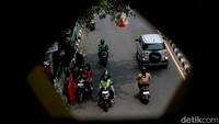 Demi Jalan Pintas, Pengendara Motor Nekat Lawan Arah
