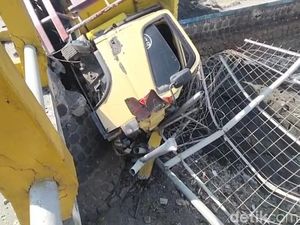 Truk Pasir Tabrak Pagar Jembatan di Nganjuk Lalu Nyungsep ke Sungai