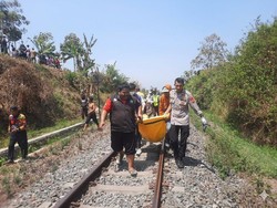 Berjalan di Jalur KA, Pria 40 Tahun Tewas Tertabrak Kereta di Garut